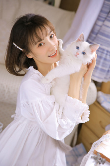 不扣钮的女孩